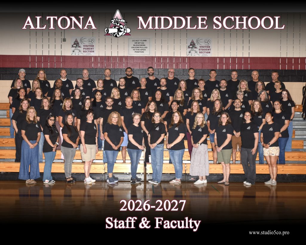 Foto de grupo del personal y el cuerpo docente de la escuela « Altona Middle » correspondiente al curso 2026-2027, posando en las gradas del gimnasio.